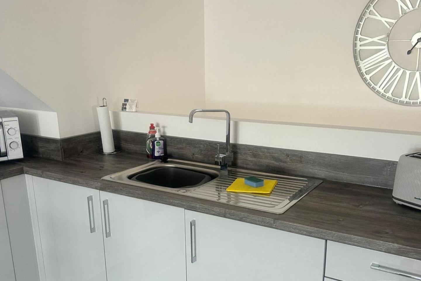 Lanarkshire Apartment- Views- Sleeps 4- Balcony Larkhall  Ngoại thất bức ảnh