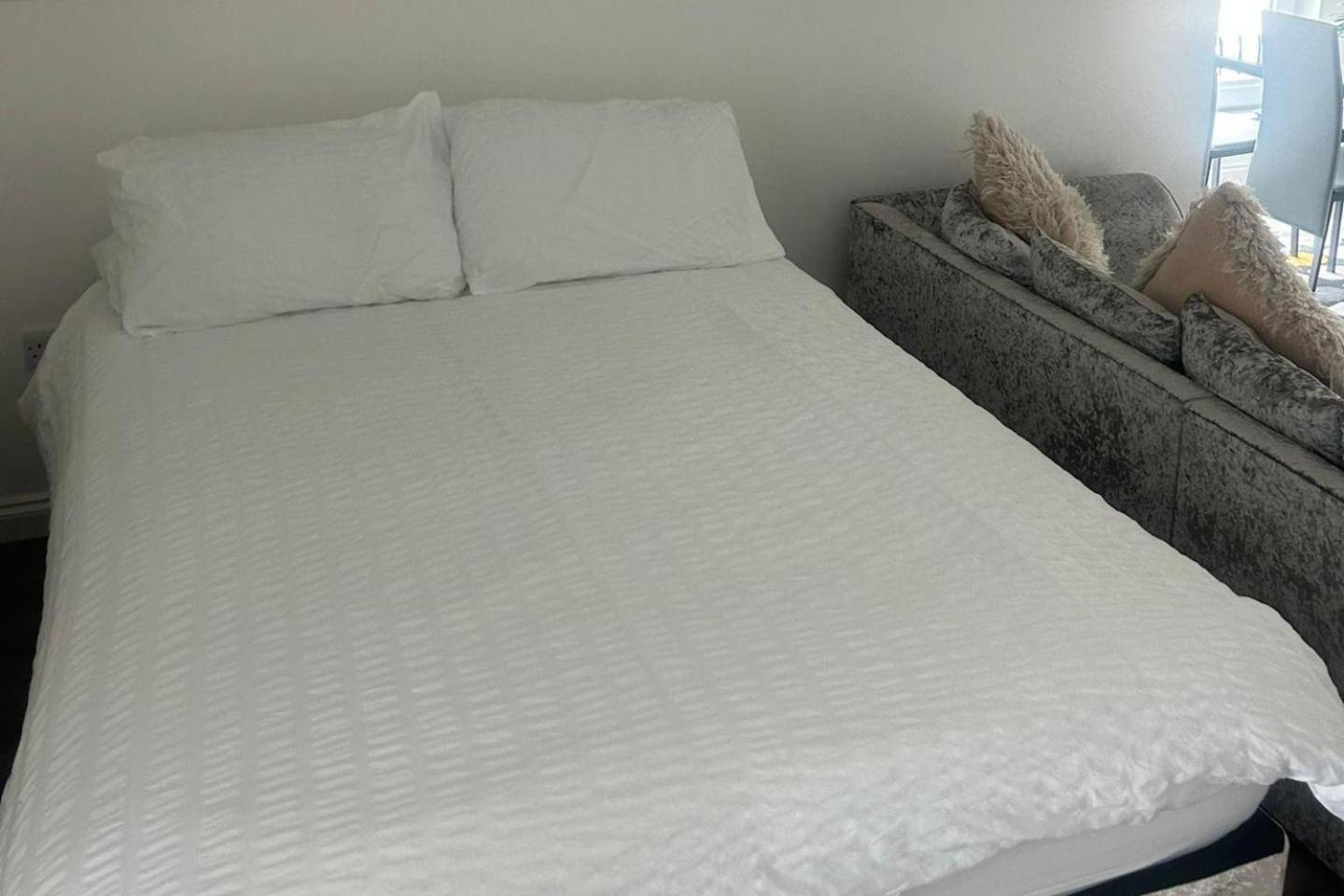 Lanarkshire Apartment- Views- Sleeps 4- Balcony Larkhall  Ngoại thất bức ảnh